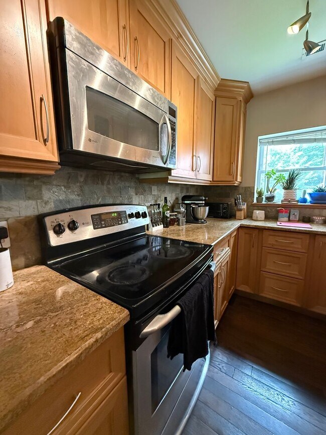 Building Photo - Spacious, Renovated Brighton / Oak Square area Condo with parking for September 1st - NO FEE