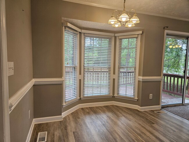 Building Photo - 4 Bedroom, 2.5 Bath Home Located in the Es...