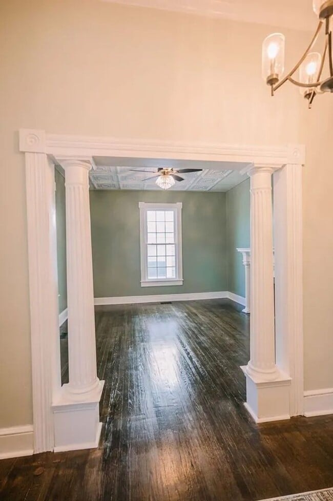 Building Photo - Newly Renovated & Spacious 4bed/2bath