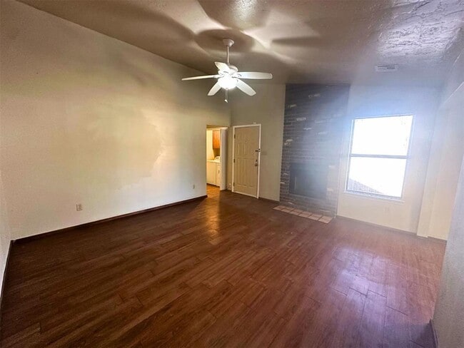 Building Photo - 910 NW Dearborn Ave