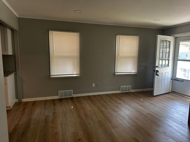 Building Photo - 2 Bedroom Home In Oak Park