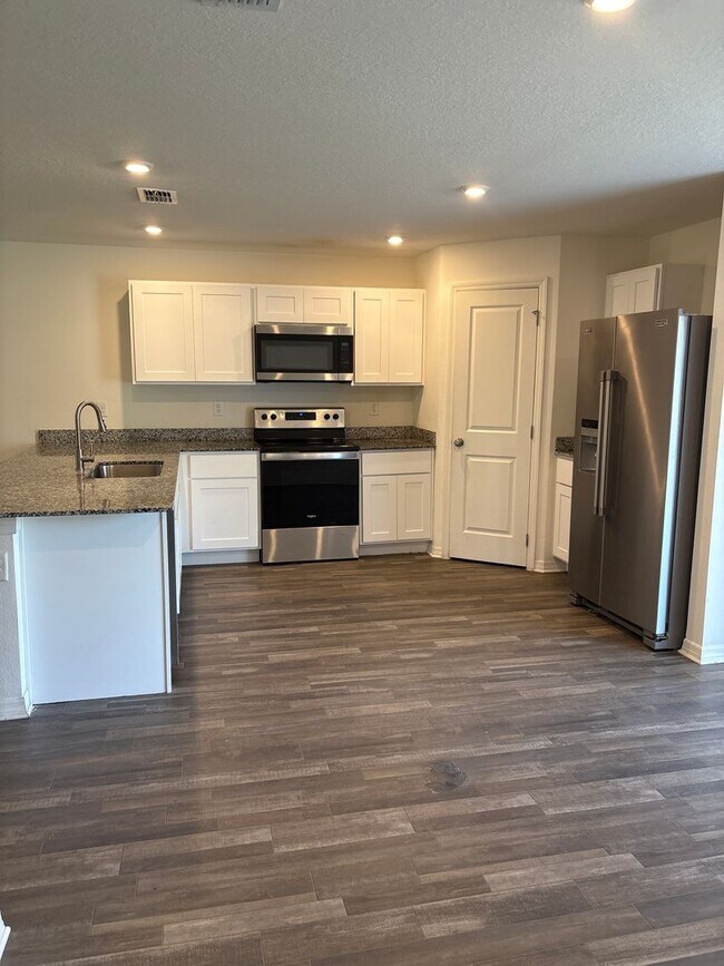 Building Photo - Spacious 4-Bedroom Home in Poinciana, FL –...