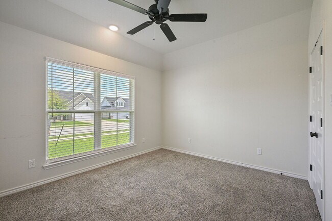 Building Photo - Immediate Move in - 3 Bedroom, 2 Bathroom Home in Rudder Pointe with Open Concept