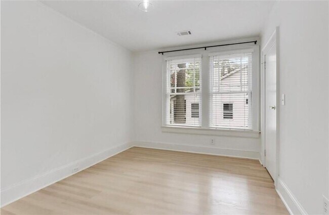 Building Photo - 2512 Brookwood Dr NE