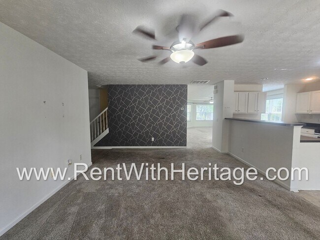 Building Photo - Gorgeous 5 bedroom, 2.5 bath / Attention t...