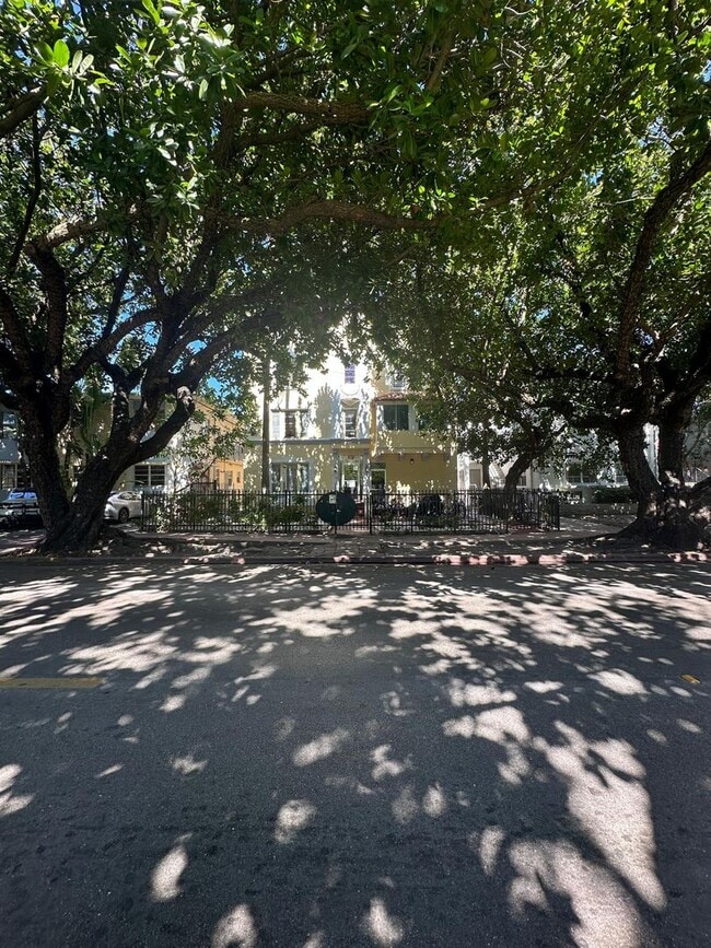 Building Photo - Renovated Art Deco Beauty!