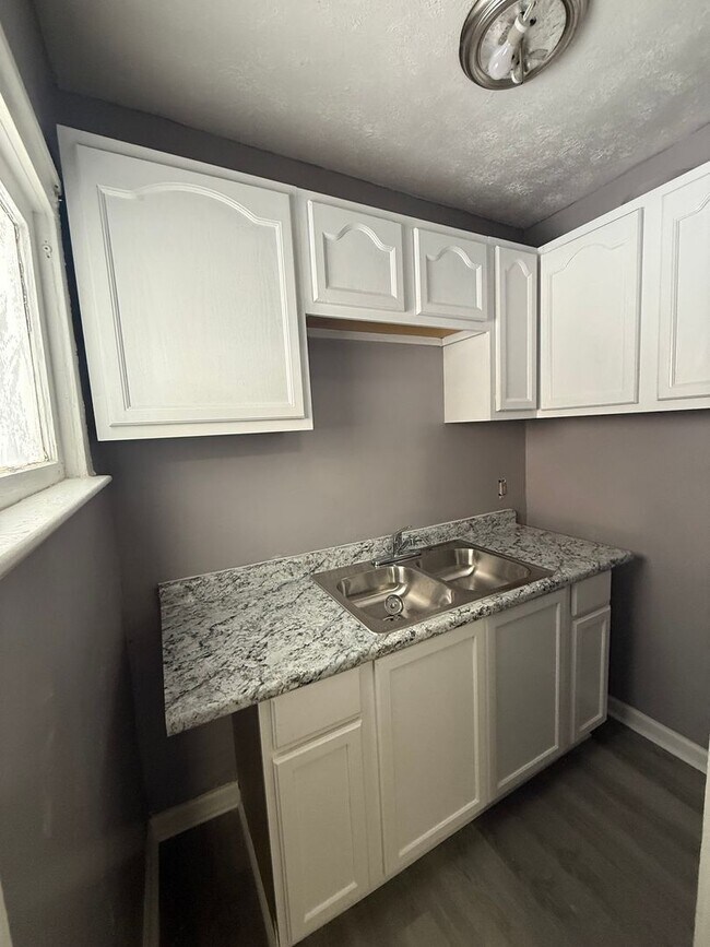 Building Photo - 3bd Single Vouchers Only