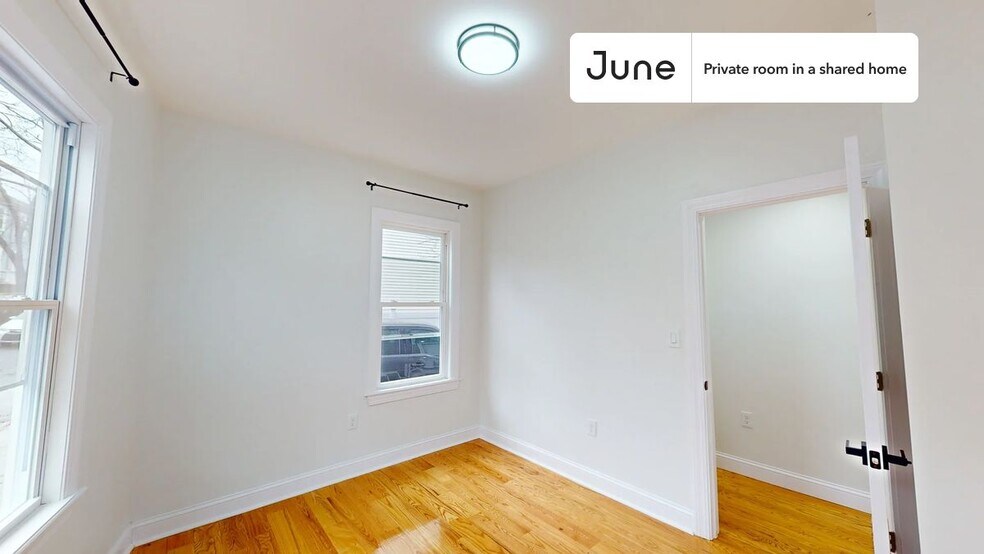 Building Photo - Private bedroom in 4 bed/2 bath Home
