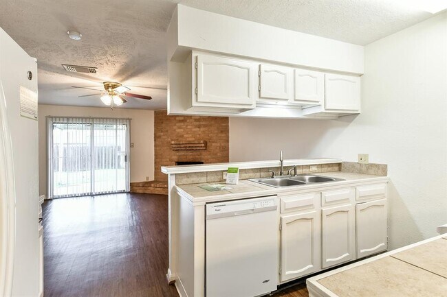 Building Photo - 6527 La Violetta Dr