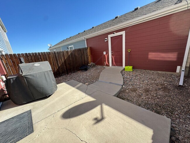 Building Photo - Spacious 3 Bed, 3 Bath Townhome with Rare ...
