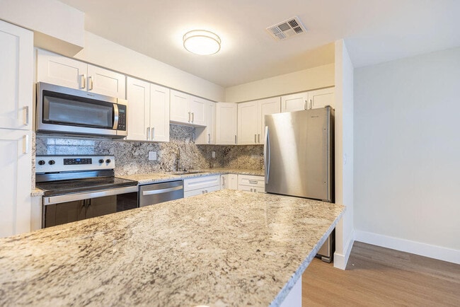 Building Photo - 114 S Lakeside Dr