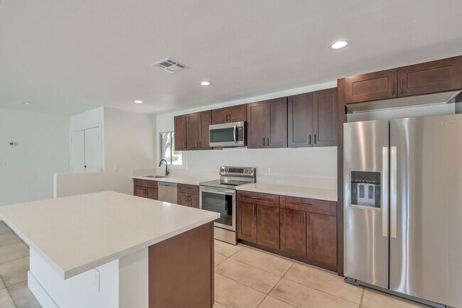 Building Photo - Amazing Tri-Level home close to ASU.  Pool and 2 Car Garage