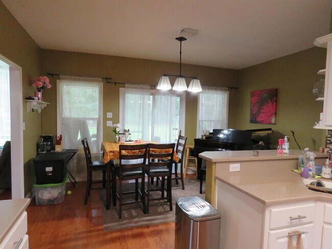 Building Photo - 8113 Glenmore Dr