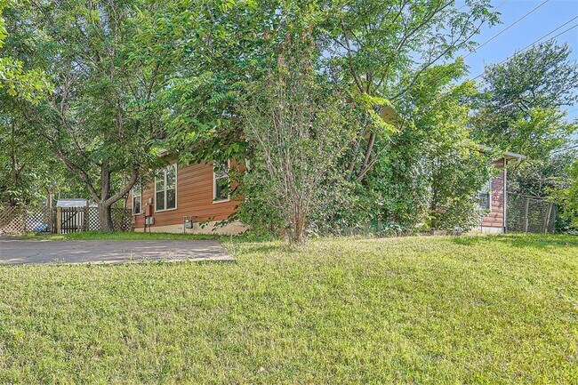 Building Photo - 1417 Rosewood Ave