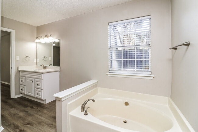 Building Photo - 4123 Chanticleer Dr NW