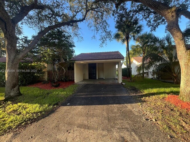 Building Photo - 16233 Laurel Dr