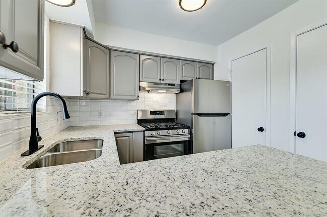 Building Photo - 204 Northwest Dr