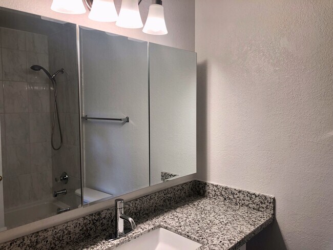 Building Photo - Bellevue Townhouse