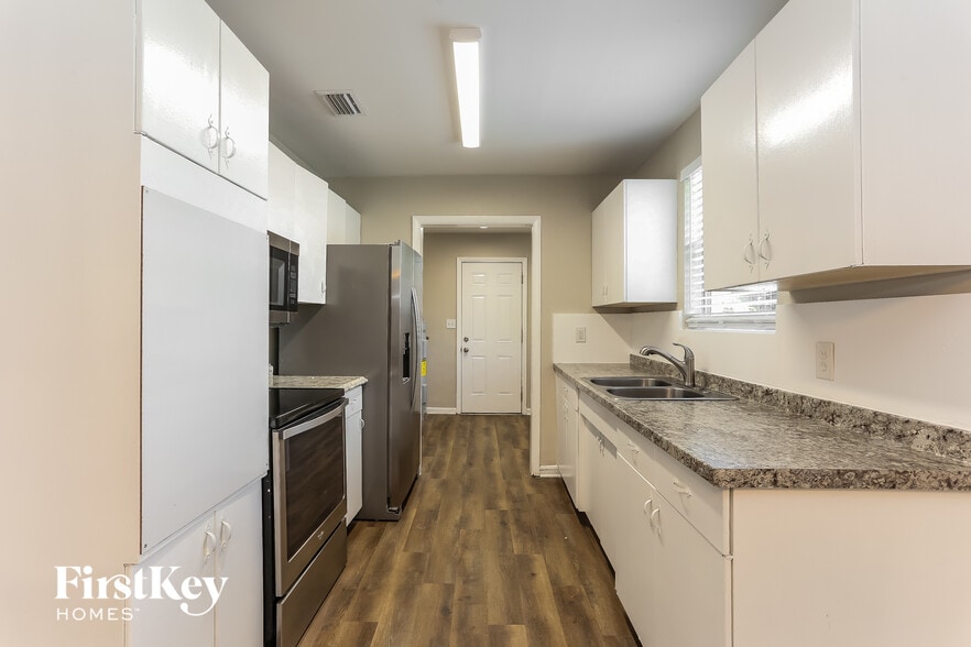 Building Photo - 2517 Columbine Dr N