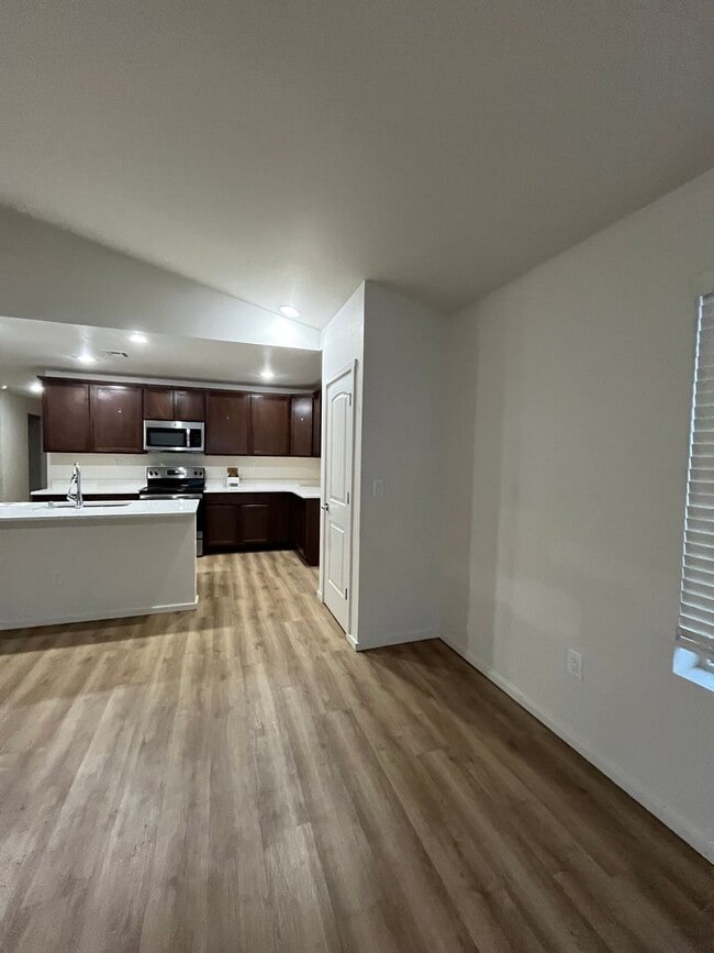 Building Photo - 1107 E La Brea Ave