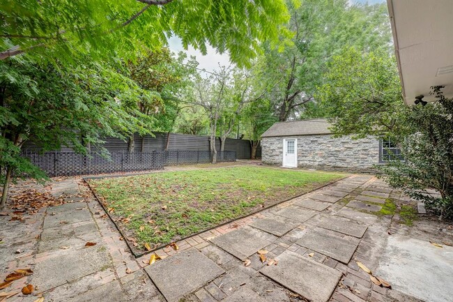 Building Photo - 3071 Locke Ln