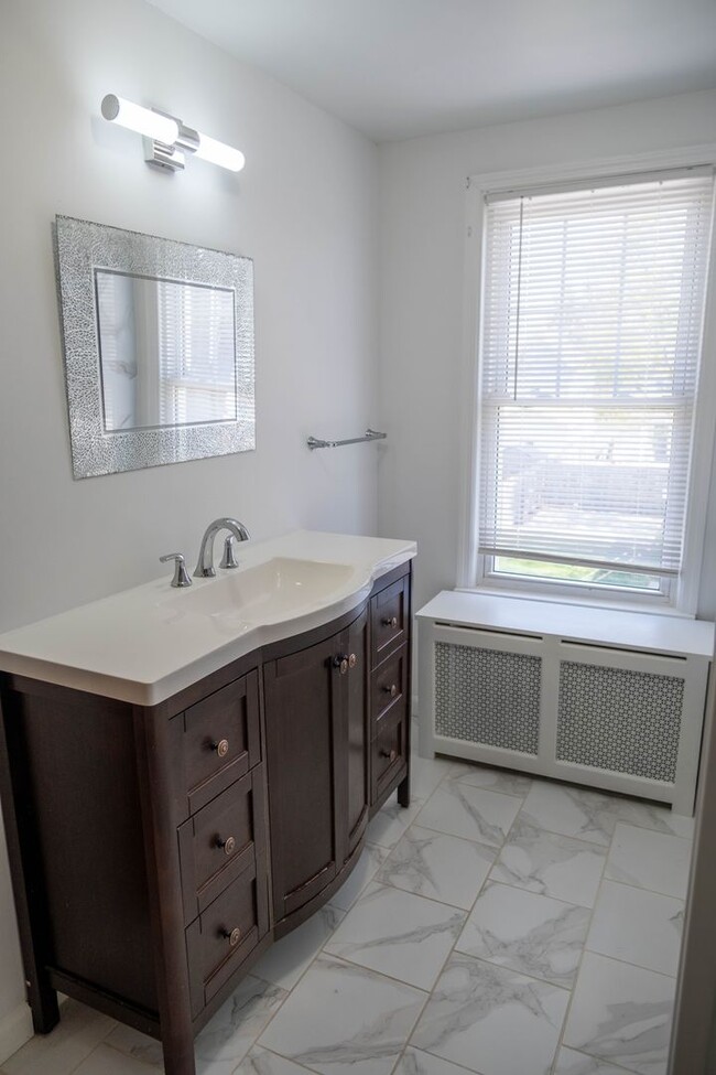 Building Photo - Charming 3 bedroom
