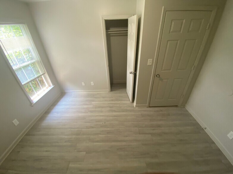 Building Photo - Room in Duplex on Beck St