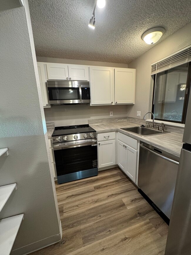 Building Photo - Fully Renovated 2 bedroom, 1.5 bath Apartment with New Appliances and Separate Garage!  Fully Rem...