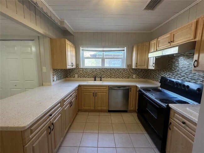 Building Photo - 2113 W North B St