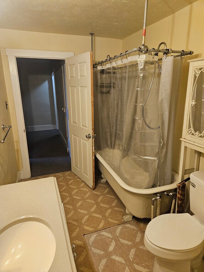 Building Photo - 500 E 8th St