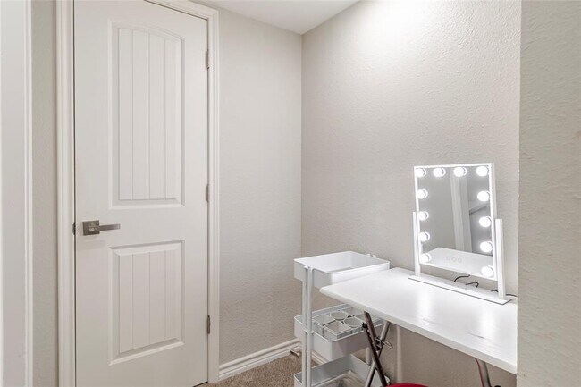 Building Photo - 6915 10 Oaks Cir