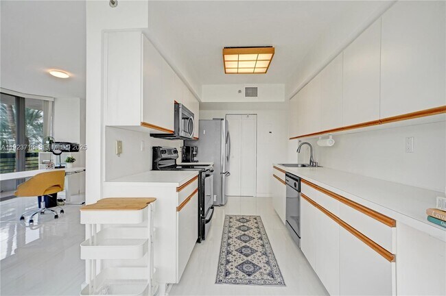 Building Photo - 3600 Mystic Pointe Dr