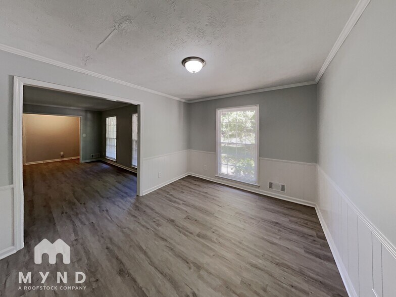 Building Photo - 2121 W Chester Cir SE