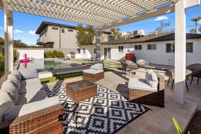 Building Photo - COMING SOON! Fully Furnished 3 Bedroom 3 Bathroom Home in Old Town Scottsdale