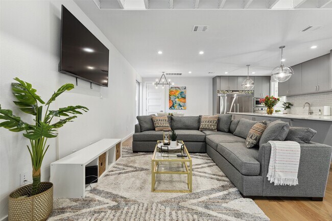 Building Photo - 4305 Roseland Ave