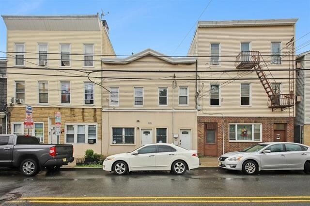 Building Photo - 1160 Summit Ave