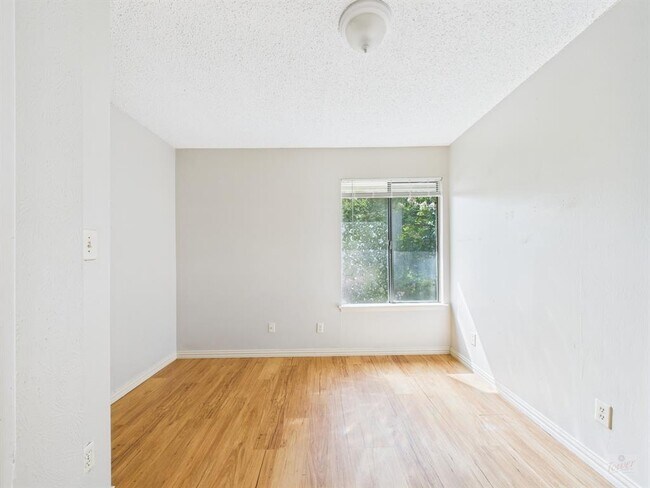 Building Photo - 9520 Quail Village Ln