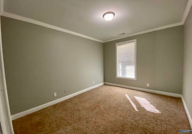 Building Photo - 1111 Pegasus Dr NW