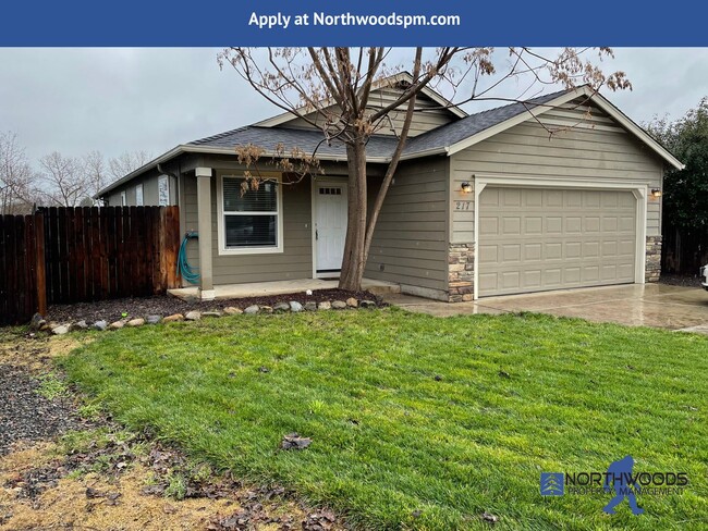 Primary Photo - Nice 3 Bedroom 2 Bath Home in a Quiet Neig...