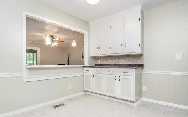 Building Photo - 912 Snow Hill Rd