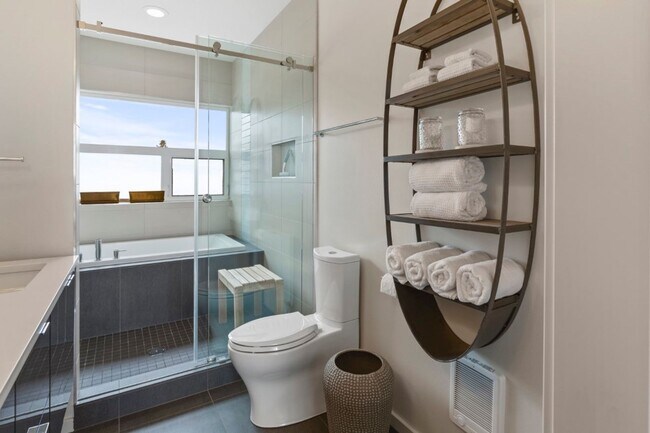 Building Photo - 4Bd/3Ba Seattle Townhome
