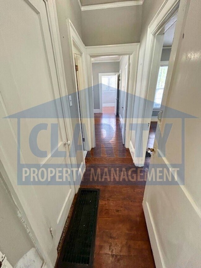 Building Photo - Two bedroom home in historic downtown Clev...