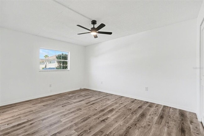 Building Photo - 8828 Bay Pointe Dr