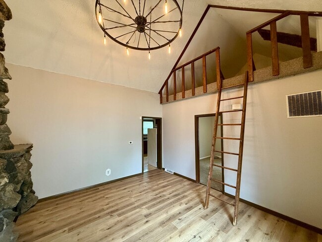 Building Photo - 2 Bed 1 Bath with a 2 Room Loft - Section ...