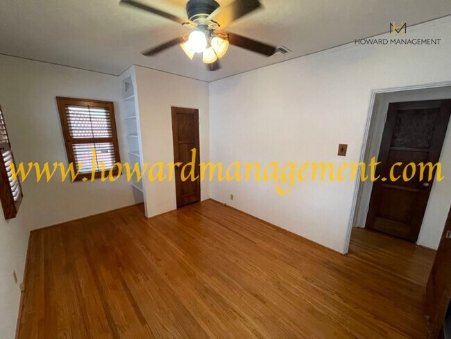 Building Photo - Beautiful home with large Den, hardwood floors, grassy backyard and dettached 2 car garage.