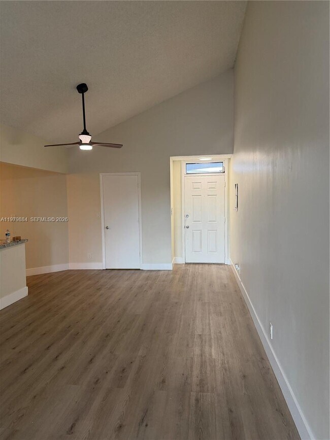 Building Photo - 215 Lake Pointe Dr