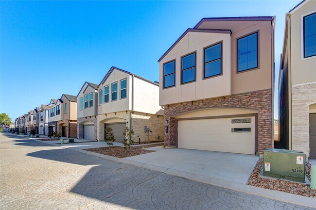 Building Photo - 2931 El Fenice Ln