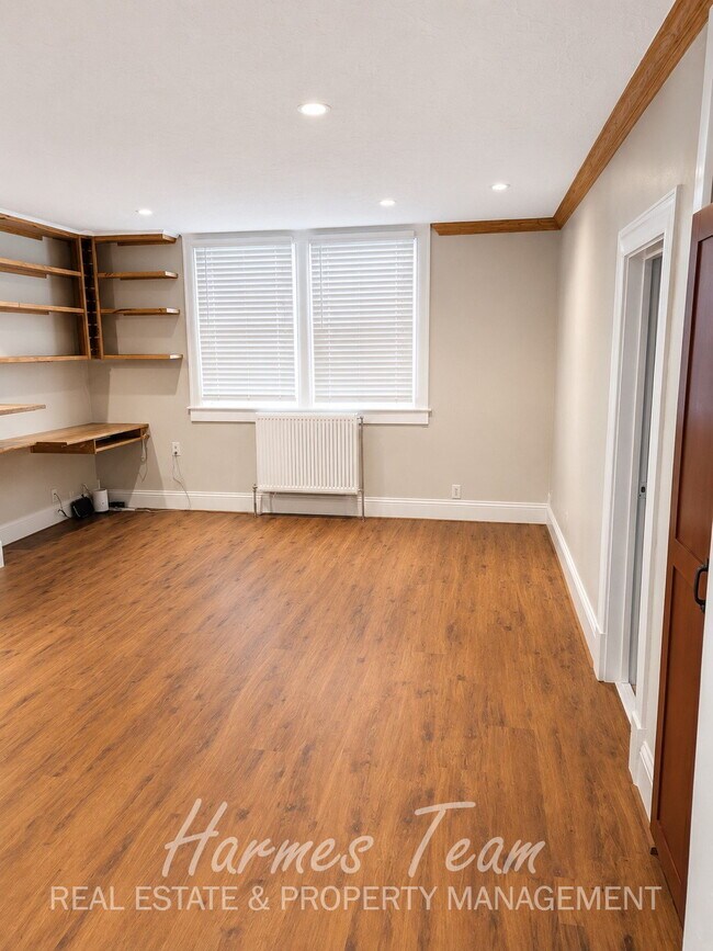 Building Photo - Upper-Level One-of-a-Kind 2 Bedroom 1 Bathroom Apartment