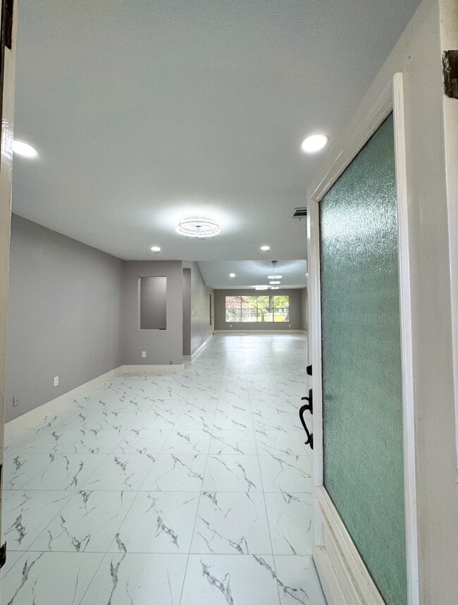 Building Photo - 17903 Wild Oak Dr