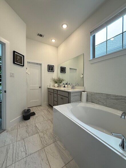 Building Photo - 7826 Starfish Arbor Dr